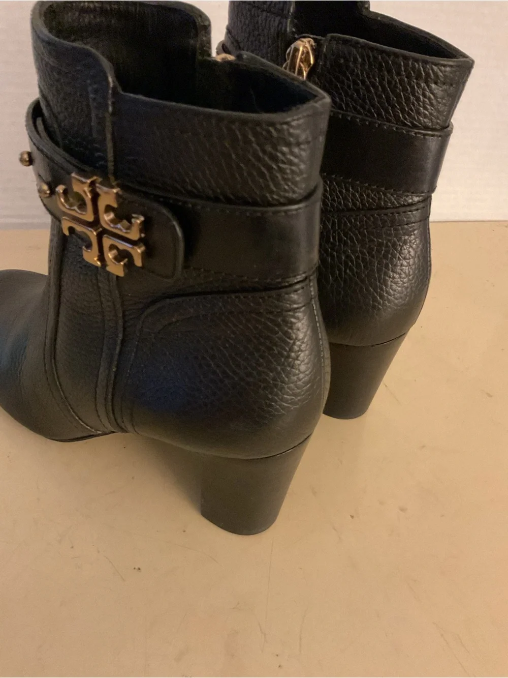 Tory Burch women black leather Turnlock gold logo heel boots zUS 5.5